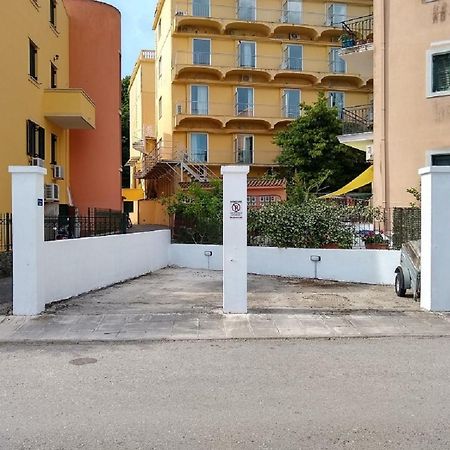 The Bluehouse - Spacious Top Floor Flat With Parking, By Mon Repos Beach Corfu  Εξωτερικό φωτογραφία