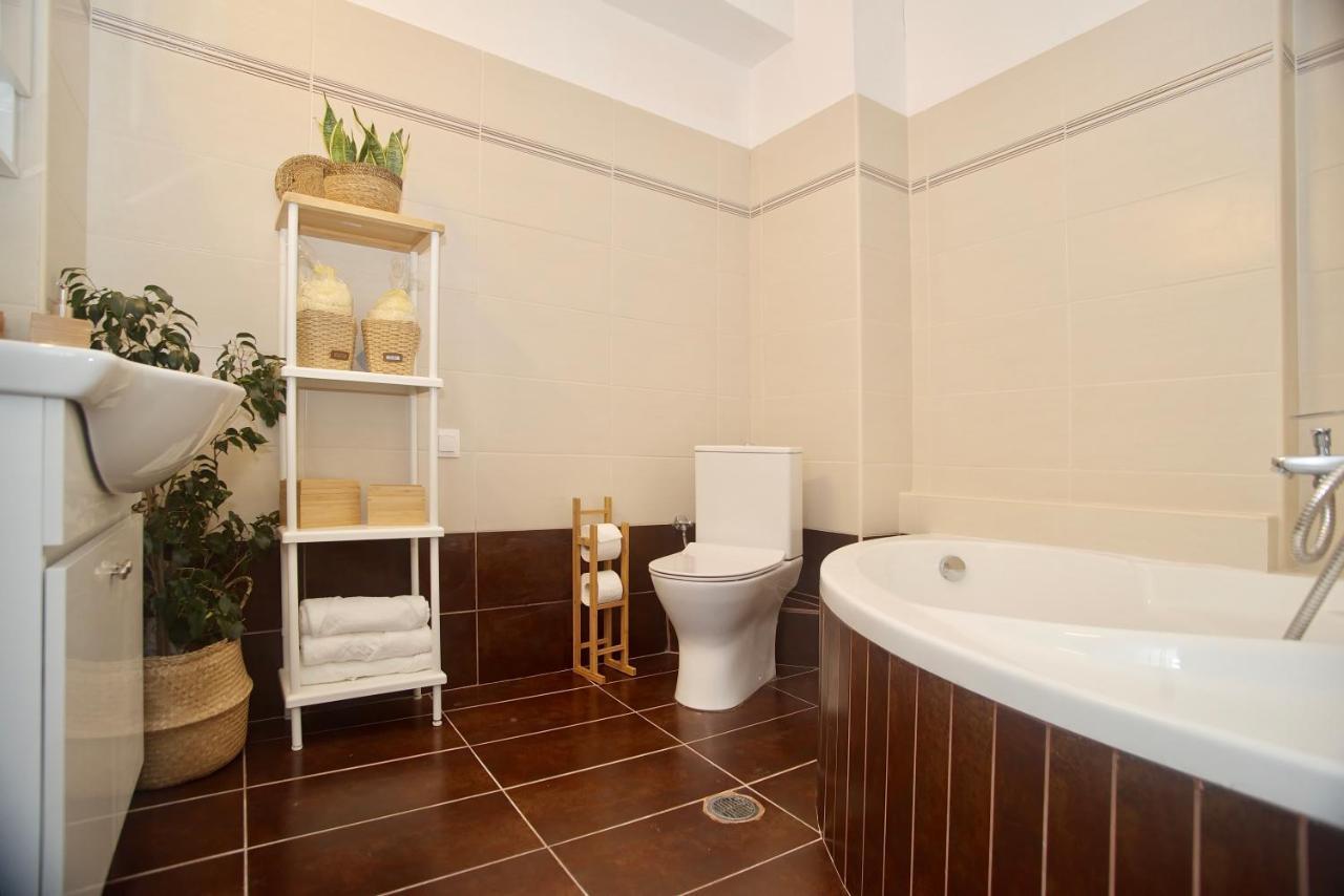 The Bluehouse - Spacious Top Floor Flat With Parking, By Mon Repos Beach Corfu  Εξωτερικό φωτογραφία